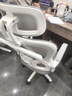 全品屋電腦椅家用人體工學(xué)椅辦公椅子靠背學(xué)習轉椅老板座椅游戲電競椅 【4D腰托+透氣可躺】白灰-無(wú)腳托 聯(lián)動(dòng)扶手 +衣架 曬單實(shí)拍圖