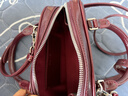 百麗馬年系列女包紅色真皮波士頓包裂紋漆皮斜挎包X7467AX6 騏驥紅 曬單實(shí)拍圖