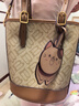 百麗包包女2026商場(chǎng)款復古老花招財貓掛飾水桶包X7502AX6 杏色 F 曬單實(shí)拍圖