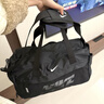 NIKE 3BRAND 耐克男女童旅行袋2025新款大容量?jì)和笨姘痔岚?正黑色 F【25*46*26cm 約29.9L】 曬單實(shí)拍圖