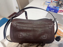 裘真【小鹿同款】裘真植鞣牛皮信使相機包女休閑通勤單肩斜挎小方包 咖啡色 曬單實(shí)拍圖