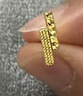 六福珠寶光影金足金小金條碎碎冰手工繞金線(xiàn)工藝黃金耳釘計價(jià)GJG0217DS 1.14克(含工費174元) 配硅膠耳堵 曬單實(shí)拍圖