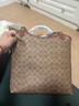 蔻馳（COACH）經(jīng)典標志DAY 暗扣托特包單肩包大容量復古斜挎包春季女包 B4/棕黃色 焦糖色（新版） 曬單實(shí)拍圖