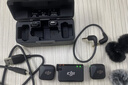 大疆（DJI）Mic Mini 無(wú)線(xiàn)麥克風(fēng) 專(zhuān)業(yè)錄音直播領(lǐng)夾無(wú)線(xiàn)小蜜蜂 手機相機單反vlog采訪(fǎng)降噪收音器 【相機+手機可用】一拖二 (含充電盒) 官方標配【不含 Lightning 手機連接頭】 曬單實(shí)拍圖