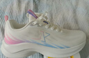 特步女鞋運動(dòng)鞋女子跑步鞋春季新款網(wǎng)面透氣輕便減震休閑慢跑鞋女款 帆白/毛月藍/熒光櫻粉 【爆款推薦】 38 （腳長(cháng)235mm) 美碼7【官方正品 假一罰十】 曬單實(shí)拍圖