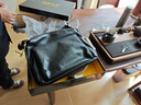 羅梅達爾（Rommedal）單肩包男士背包斜挎包男大容量單肩包通勤斜跨休閑郵差包牛皮男包 黑色 寬32*厚12*高27cm 曬單實(shí)拍圖