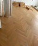 橡木純三層實(shí)木木地板原木復合地板地暖專(zhuān)用木地板鎖扣地板人字拼 本色 平方 600*92*15/3mm 曬單實(shí)拍圖