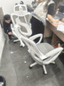 全品屋電腦椅家用人體工學(xué)椅辦公椅子靠背學(xué)習轉椅老板座椅游戲電競椅 【4D腰托+透氣可躺】白灰-無(wú)腳托 聯(lián)動(dòng)扶手 +衣架 曬單實(shí)拍圖