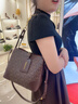香港真皮手提女包2026新款春夏包包大容量單肩斜挎包時(shí)尚水桶包潮 字母咖啡色 高檔禮盒 曬單實(shí)拍圖