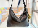 裘真【明星推薦】經(jīng)典hobo包植鞣牛皮腋下通勤休閑餃子女包 黑色-小號 小包/大包 曬單實(shí)拍圖