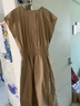 LESS夏接觸涼感簡(jiǎn)約通勤長(cháng)裙氣質(zhì)松緊收腰無(wú)袖連衣裙2P4G12070 250卡其 M 曬單實(shí)拍圖