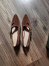百麗踏【廠(chǎng)牌】巨好穿復古風(fēng)真皮粗跟淺口單鞋女新款尖頭中跟法 棕色 38 曬單實(shí)拍圖