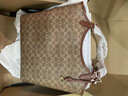 蔻馳（COACH）經(jīng)典標志DAY 暗扣托特包單肩包大容量復古斜挎包春季女包 B4/棕黃色 焦糖色（新版） 曬單實(shí)拍圖