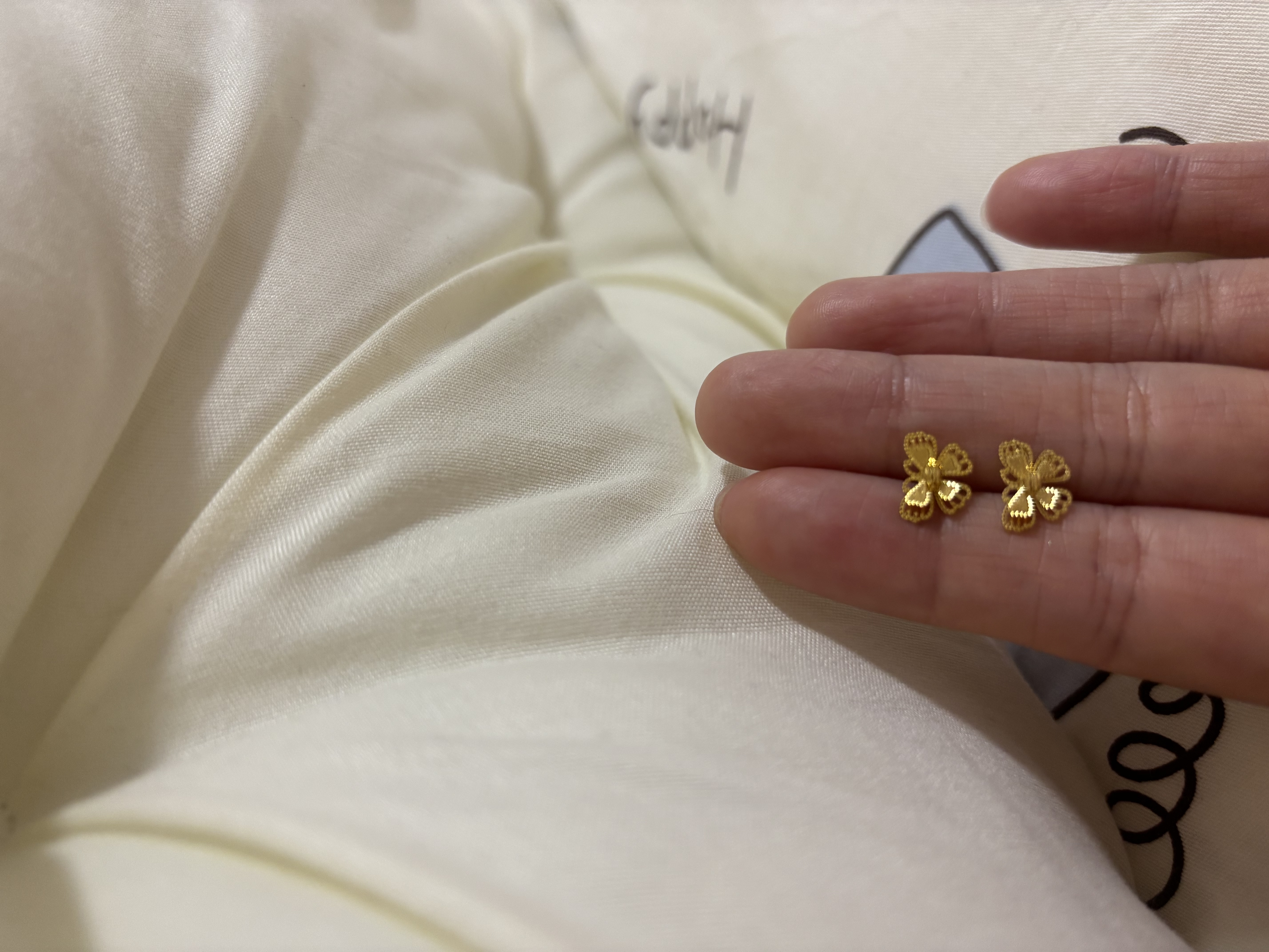 周大生【七夕禮物】黃18K金耳釘雙層爆閃小仙蝶耳針蝴蝶耳飾 18K金蝴蝶耳釘【約0.74g】 曬單實拍圖