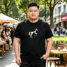 胖哥哥大碼男裝短袖一馬當(dāng)先加肥加大2026新款t恤肥佬寬松休閑透氣上衣 墨黑 5XL （250-280斤） 曬單實拍圖