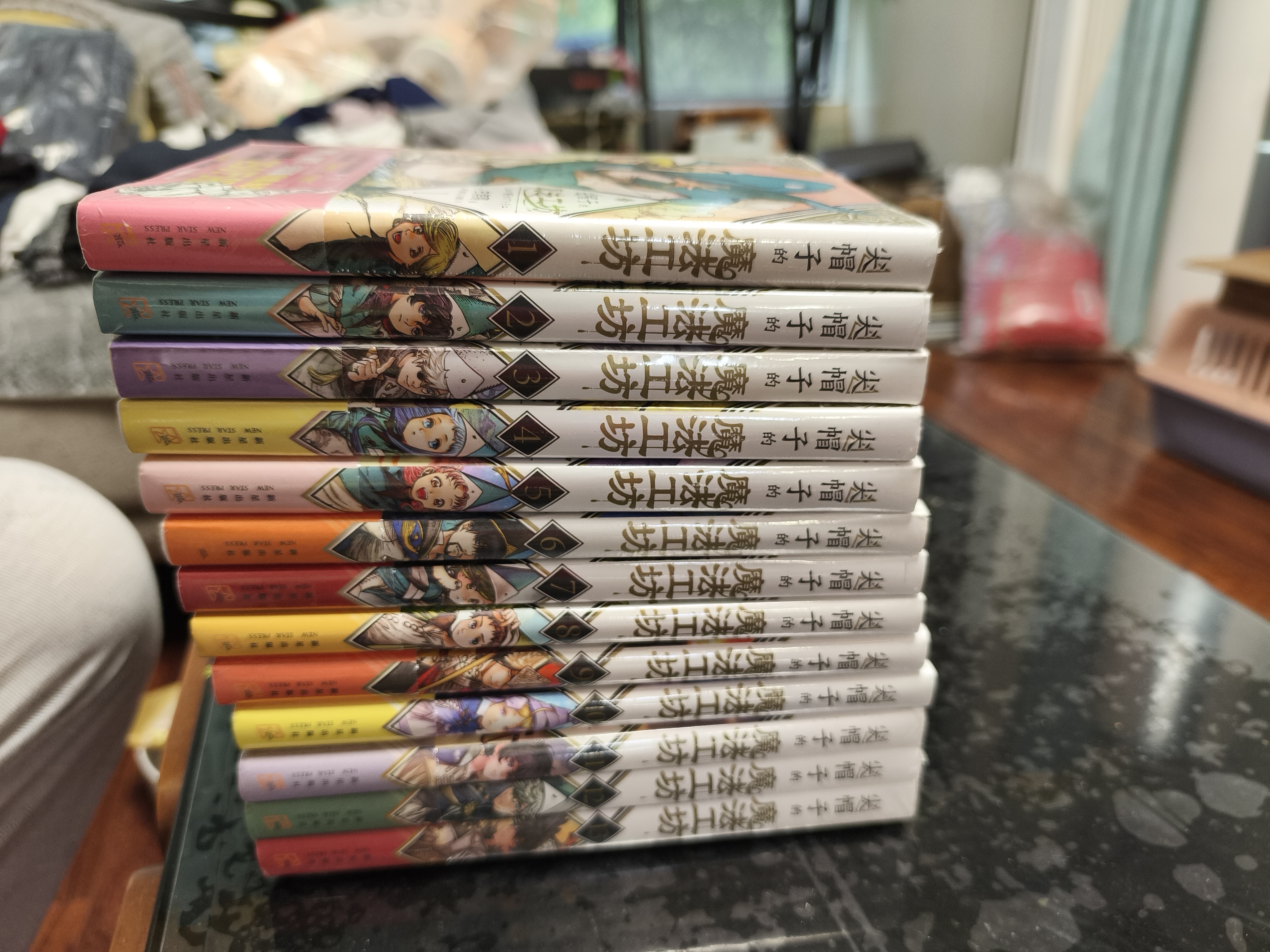 漫畫 尖帽子的魔法工坊1-13 全13冊 白濱鷗 畫風即正義，每一幀都是藝術！唯美細膩的畫風帶你領略“奇幻漫畫新王道”！動畫上線前先睹為快！ 曬單實拍圖