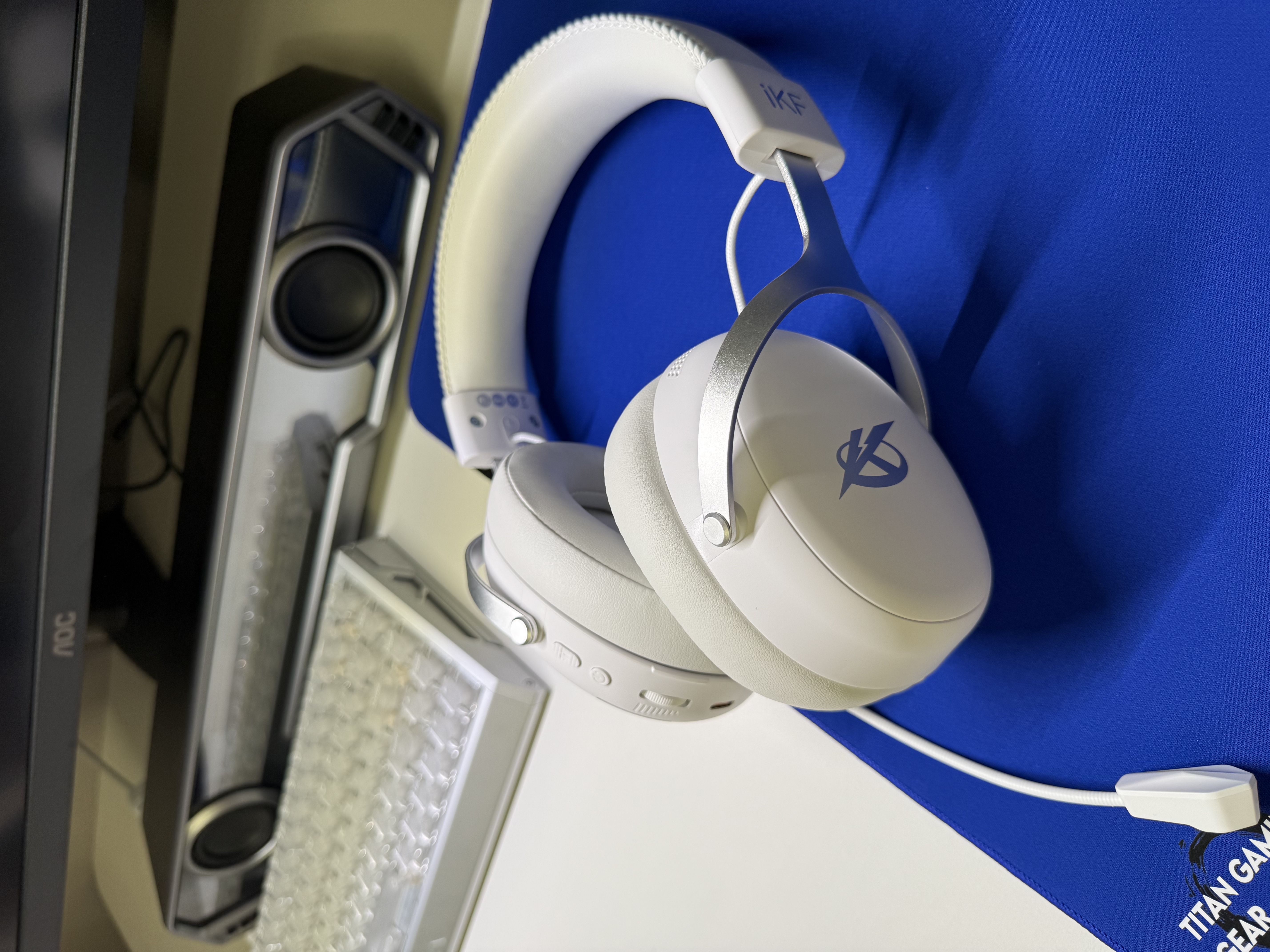 iKF V11 Pro2.0四模游戲耳機頭戴式無線電競7.1聲道藍牙屏顯2.4G接收器FPS專用三角洲聽聲辨位 銀白色 曬單實拍圖