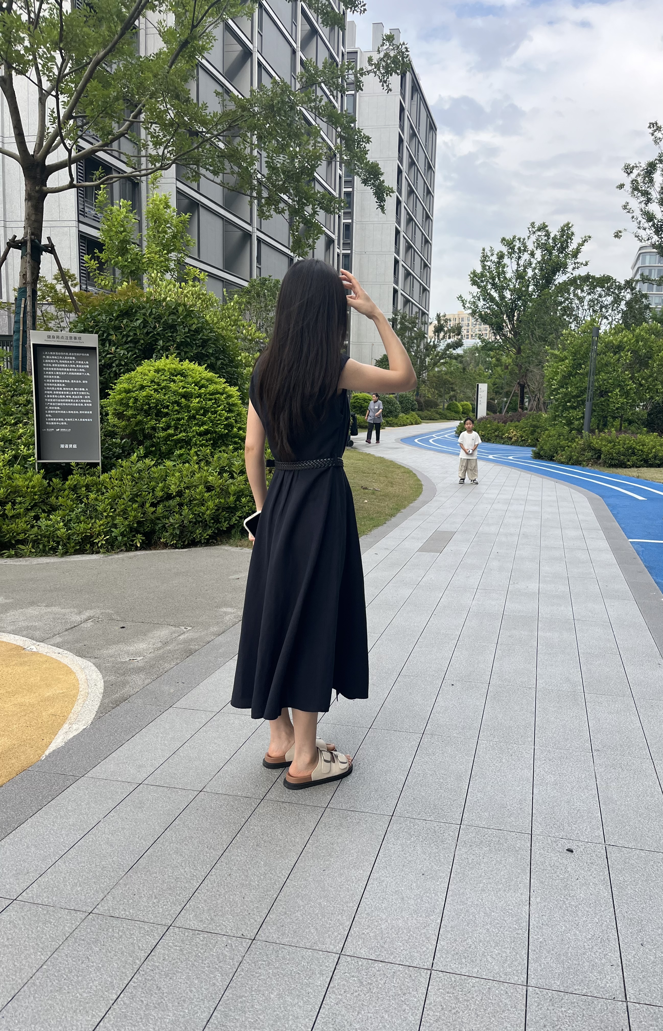 伊芙麗（eifini）秦嵐代言萊賽爾亞麻V領有口袋顯瘦通勤連衣裙贈腰帶26夏 藏青 S 80-105斤 曬單實拍圖