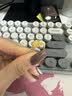 中國珠寶小方糖黃金戒指女士足金爆閃拉絲手飾七夕情人節禮物送女朋友老婆 足金小方糖戒指+品牌禮盒 金重約3g，克重多退少補（聯系客服） 曬單實拍圖