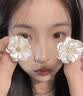 智宙山茶花耳釘女輕奢小眾高級感2026新款大圓臉適合耳小眾環花朵耳飾 米白色山茶花耳釘 曬單實拍圖
