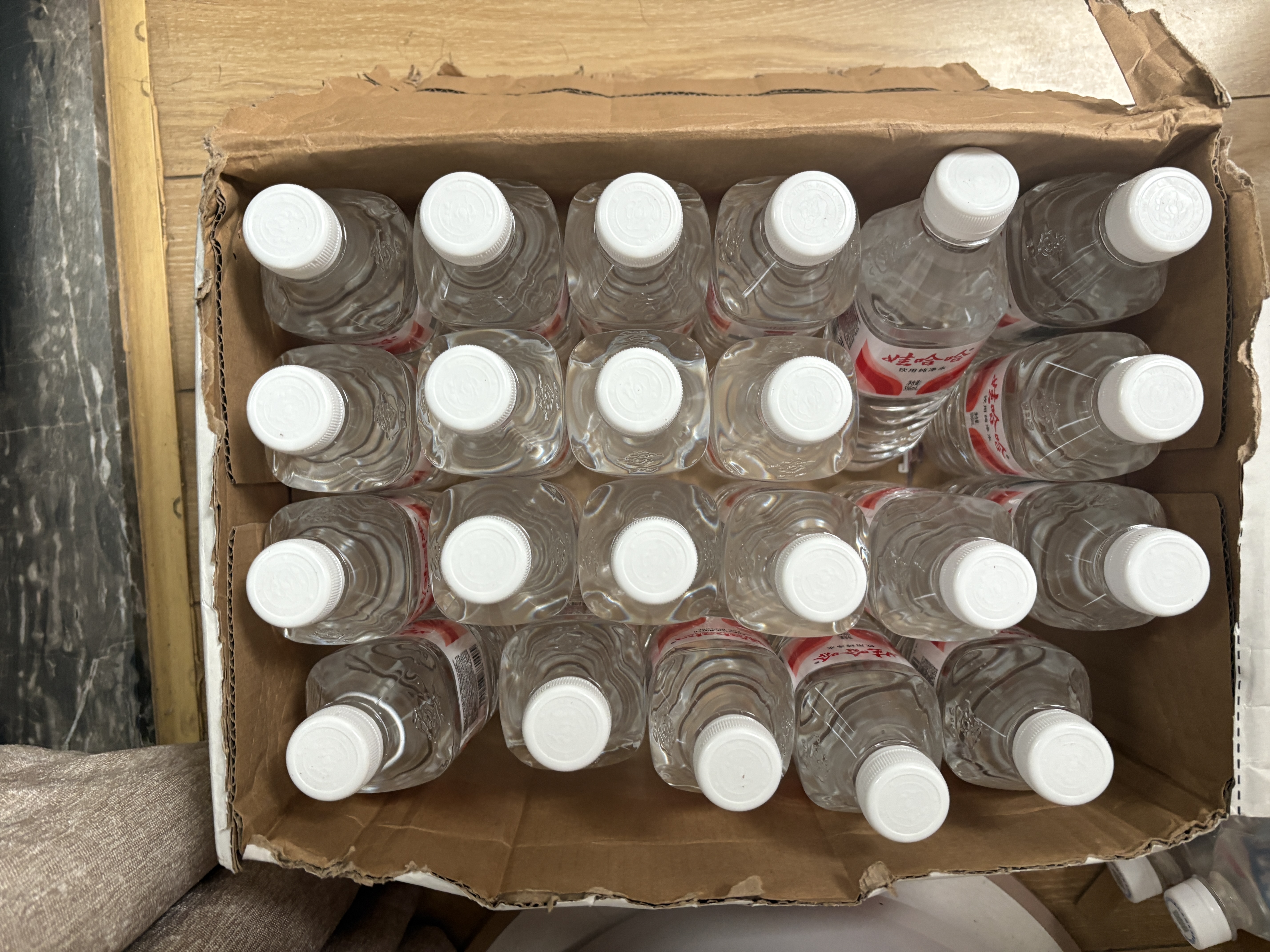 娃哈哈飲用純凈水596ml*24瓶 整箱裝 紙箱/塑膜隨機發(fā)貨 596ml*24瓶（紙箱/塑膜隨機發(fā)貨） 曬單實拍圖