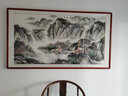 悠弦手繪真跡國(guó)畫(huà)山水畫(huà)辦公室掛畫(huà)中式客廳裝飾畫(huà)書(shū)房背景靠山圖字畫(huà) 富水長(zhǎng)流 實(shí)木畫(huà)框205*115厘米 曬單實(shí)拍圖