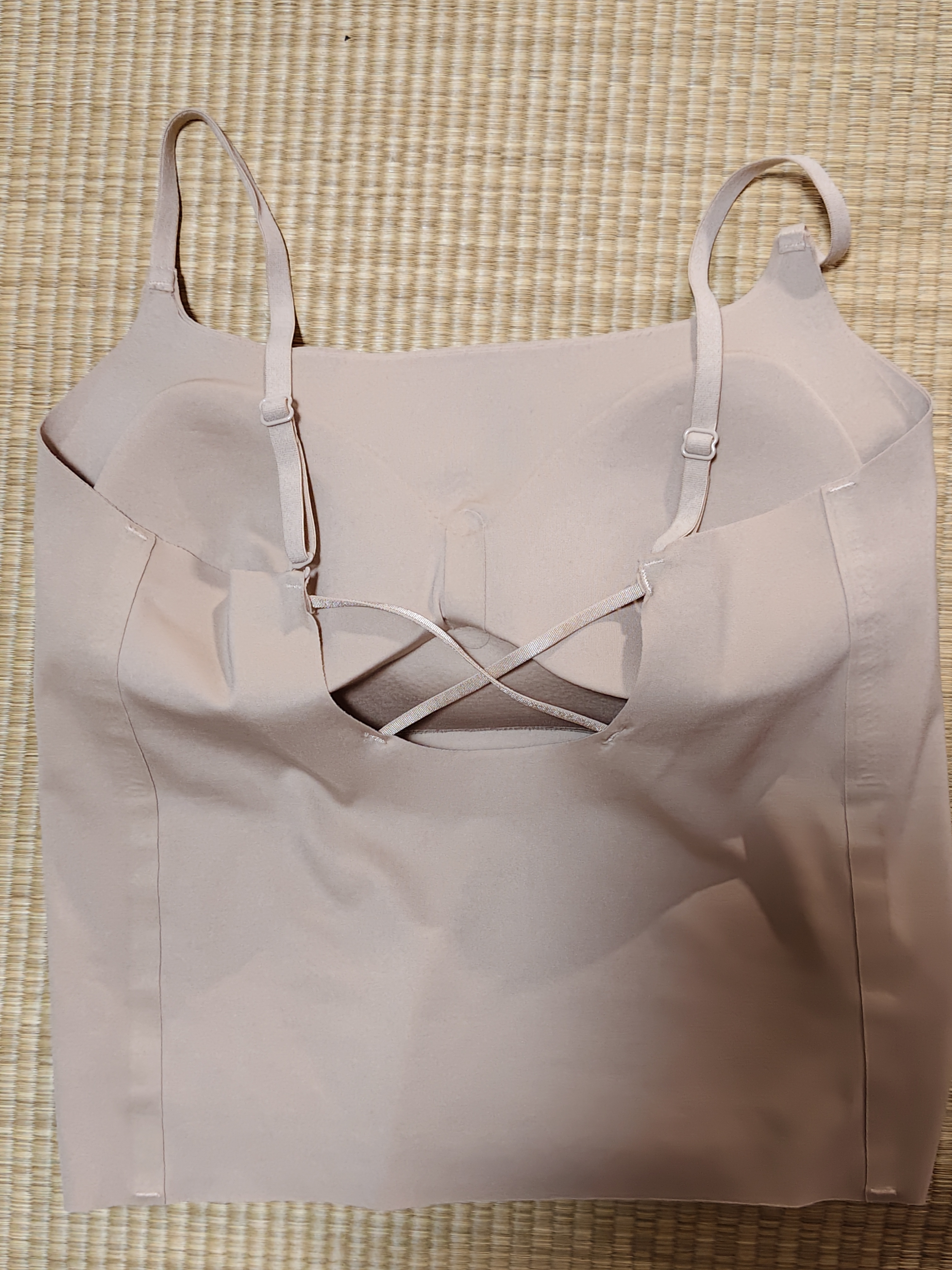 草本初色吊帶背心女粉底液隱形無痕帶胸墊美背一體打底內(nèi)搭外穿2026年新款 曬單實拍圖