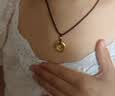 中國黃金（CHINA GOLD）黃金項鏈女士足金平安扣吊墜掛墜生日七夕情人節禮物送女朋友老婆 【黑繩】足金項鏈約2.5g【甄選禮盒】 曬單實拍圖