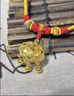中國黃金（CHINA GOLD）平安鎖黃金吊墜男女足金長命鎖項鏈掛墜情人節送生日禮物嬰兒寶寶 【京速達】平安鎖吊墜+4金珠【紅繩】約1.9g 曬單實拍圖