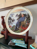 VAKADA毛主席畫(huà)像擺件辦公室客廳展示柜裝飾毛爺爺瓷盤(pán)紀念品景德鎮陶瓷 直徑35厘米 紅太陽(yáng)金邊+龍架 曬單實(shí)拍圖