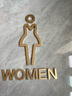 美棧立體男女洗手間標識創(chuàng  )意衛生間標識牌衛生間指示牌廁所門(mén)牌WC標牌 金色男女一對 20x6cm 曬單實(shí)拍圖