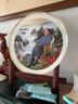VAKADA毛主席畫(huà)像擺件辦公室客廳展示柜裝飾毛爺爺瓷盤(pán)紀念品景德鎮陶瓷 直徑35厘米 紅太陽(yáng)金邊+龍架 曬單實(shí)拍圖