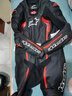 Alpinestars MISSILE V2 a星摩托車(chē)騎行連體皮衣牛皮賽道賽車(chē)服防摔騎行服 黑熒光紅色1030 52 曬單實(shí)拍圖