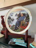 VAKADA毛主席畫(huà)像擺件辦公室客廳展示柜裝飾毛爺爺瓷盤(pán)紀念品景德鎮陶瓷 直徑35厘米 紅太陽(yáng)金邊+龍架 曬單實(shí)拍圖