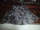 特尚萊菲 2021年秋冬裝新品印花裙子女中長(cháng)款半身裙顯瘦蓬蓬a字碎花百褶半裙 HCR5559 黑底藍花色 L（2尺3） 曬單實(shí)拍圖