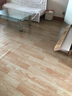 邁惻亦加厚地板革家用pvc地板膠水泥地膠耐磨毛坯房塑料臥室地環(huán)保 核桃木 含絨毛的厚度是2.0 曬單實(shí)拍圖