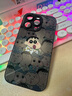 素洛發(fā)光卡通小新妮妮情侶手機殼適用蘋(píng)果15promax抗指紋時(shí)尚動(dòng)漫IP13pro新款I(lǐng)phone14玻璃防爆保護殼 【發(fā)光小新A&黑色】金屬漆玻璃 蘋(píng)果14pro 曬單實(shí)拍圖