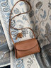巖牛包包女2024新款秋冬斜挎包托特包大容量真皮女包單肩枕頭包 金棕色 曬單實(shí)拍圖