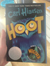 現貨 貓頭鷹的叫聲 Hoot  英文原版小說(shuō) 2003年 紐伯瑞銀獎 Carl Hiaasen 青少年課外讀物 曬單實(shí)拍圖