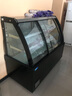 鑫廚萬(wàn)佳 蛋糕柜展示柜冷藏柜商用水果涼菜展示柜保鮮柜鹵菜蛋糕 落地式風(fēng)冷（前開(kāi)門(mén)弧形柜）（咨詢(xún)黑/白色可選） 長(cháng)1.5米 曬單實(shí)拍圖