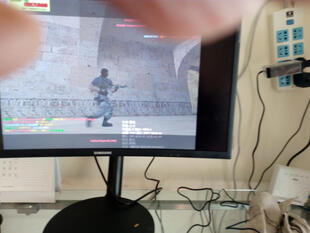 龙骑士 23.5英寸144Hz刷新曲面高清量子点 吃