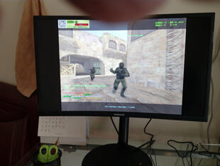 龙骑士 23.5英寸144Hz刷新曲面高清量子点 吃