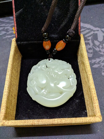 比想象中的要大一点，有分量，做工也很精细，可以拿手上慢慢把玩