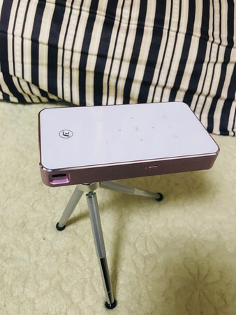 外形外观：外观大气，做工精良。投影亮度：亮度很好，家庭用很适合，不伤眼睛。投影色彩：色彩清晰，饱和度很好，色彩还原度很好。音质音效：音质还行操作难易：操作简单，容易上手。其他特色：这款投影机，性价比很高，小巧，精致，随身携带方便，躺在床上也能投，内置电源，想投就投，风扇声音很小，小到听不到，系统能安装第三方软件，这个不错。总之这款投影仪完全能满足#常需求。