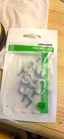 产品质量：质量不错，用来定网线，线不用铺在地上了
产品性能：定上去挺稳固的，就是必须要锤子来弄，一般的东西不太好钉
兼容性能：插线板的线也可以用，亲测有效
外形外观：看着简洁很多，比透明胶好
产品包装：小袋子装的，不方便封口
其他特色：绿联的东西不错