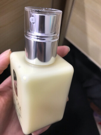 包装质量一般，盒子也没有包装膜保护，收到的时候两边都冲开了，瓶子像买的散装玻璃化妆瓶，然后装护肤品，网评很好用，试试吧，好用再回购，买的无油