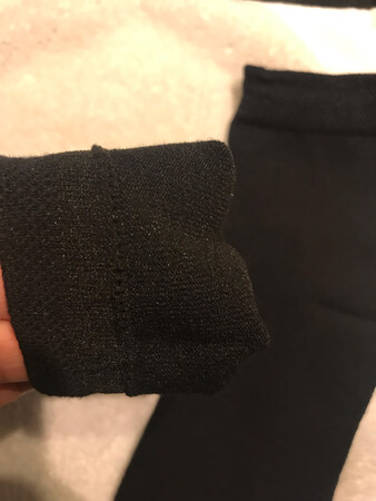 袜子的料子很好，很柔软，挺舒服的。黑色也很好搭配日常穿的衣服。薄厚适中，弹性也不错的。还是很满意一次购物。