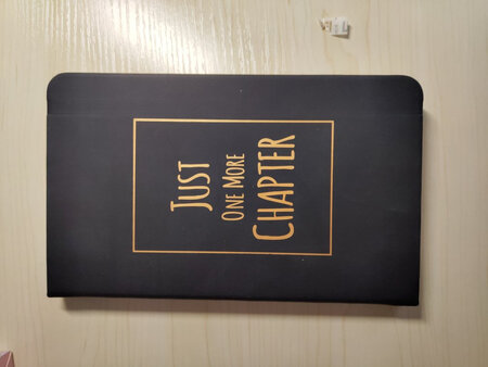 产品质感：没话说，很好
厚薄程度：正好，不厚不薄
尺寸大小：正好，拿在手里很舒服大小合适
产品设计：设计用心，再多读一章