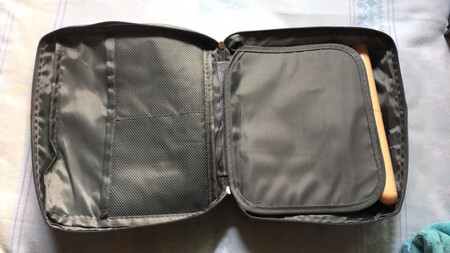 便携性能：小巧，那着方便
产品材质：防水，有隔开层，可以干湿分离
适合人群：带不多东西，一个厚毛巾就满了，
适用场景：男士可以考虑
拿到手里有点小，没有挂钩真的不方便！