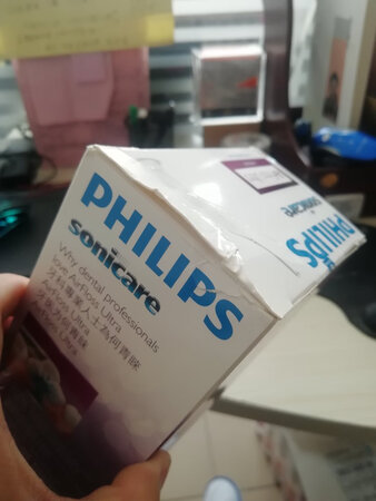 包装很一般有破损，好像二次封装的，不干胶被动过，没有礼品袋，买了七个，总不能是我一个人用的哇?